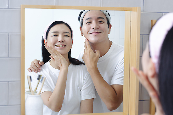 포토 JPG 커플 응시 여자 남자 커플라이프 40대 중년 중년라이프 함께함 미소 손짓 상반신 두명 뒷모습 뷰티 반사 다정 만지기 한국인 욕실 머리띠 피부관리 화장실 중년부부 욕실거울 자기관리 중년만 어깨에손 영포티 국내포토 라이프스타일 부부 시선 뷰포인트 컨셉 장신구 관계 모션 표정 사람 동양인 성인 거울 신조어 성인만 파일형식