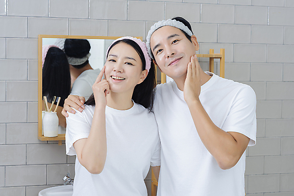 포토 JPG 커플 응시 여자 남자 커플라이프 40대 중년 중년라이프 함께함 미소 손짓 상반신 두명 앞모습 뷰티 반사 다정 만지기 터치 한국인 욕실 머리띠 피부관리 화장실 중년부부 욕실거울 자기관리 중년만 어깨에손 영포티 국내포토 라이프스타일 부부 시선 뷰포인트 컨셉 장신구 관계 모션 표정 사람 동양인 성인 거울 신조어 성인만 파일형식