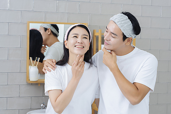 포토 JPG 커플 응시 여자 남자 커플라이프 40대 중년 중년라이프 함께함 미소 손짓 상반신 두명 앞모습 뷰티 반사 다정 한국인 욕실 머리띠 피부관리 화장실 중년부부 욕실거울 자기관리 중년만 어깨에손 영포티 국내포토 라이프스타일 부부 시선 뷰포인트 컨셉 장신구 관계 모션 표정 사람 동양인 성인 거울 신조어 성인만 파일형식