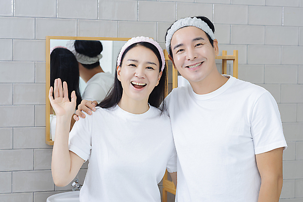 포토 JPG 커플 응시 여자 남자 커플라이프 40대 중년 중년라이프 함께함 미소 상반신 두명 앞모습 뷰티 반사 손들기 다정 한국인 욕실 머리띠 피부관리 화장실 중년부부 욕실거울 자기관리 중년만 어깨에손 영포티 국내포토 라이프스타일 부부 시선 뷰포인트 컨셉 장신구 관계 모션 표정 사람 동양인 성인 거울 신조어 성인만 파일형식