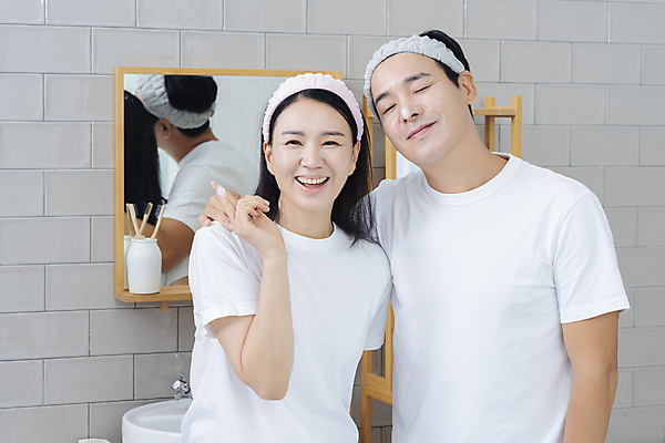포토 JPG 커플 응시 여자 남자 커플라이프 40대 중년 중년라이프 함께함 미소 손짓 상반신 두명 앞모습 뷰티 반사 눈감음 다정 한국인 욕실 머리띠 피부관리 화장실 바르기 중년부부 스킨케어 욕실거울 자기관리 중년만 어깨에손 영포티 국내포토 라이프스타일 부부 시선 뷰포인트 컨셉 장신구 관계 모션 표정 사람 동양인 성인 거울 신조어 성인만 파일형식