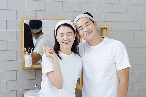 포토 JPG 커플 여자 남자 커플라이프 40대 중년 중년라이프 함께함 미소 손짓 상반신 두명 앞모습 뷰티 반사 눈감음 다정 한국인 욕실 머리띠 피부관리 화장실 바르기 중년부부 스킨케어 욕실거울 자기관리 중년만 머리맞대기 어깨에손 영포티 국내포토 라이프스타일 부부 뷰포인트 컨셉 장신구 관계 모션 표정 사람 동양인 성인 거울 신조어 성인만 파일형식