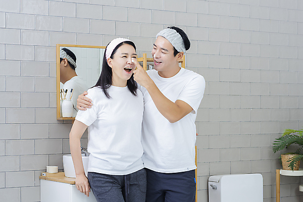 포토 JPG 커플 응시 여자 남자 커플라이프 40대 중년 장난 중년라이프 함께함 미소 상반신 두명 앞모습 옆모습 뷰티 반사 다정 터치 한국인 욕실 머리띠 피부관리 화장실 바르기 중년부부 스킨케어 감싸기 욕실거울 자기관리 중년만 어깨에손 영포티 국내포토 라이프스타일 부부 시선 뷰포인트 컨셉 장신구 관계 모션 표정 사람 동양인 성인 거울 신조어 성인만 파일형식