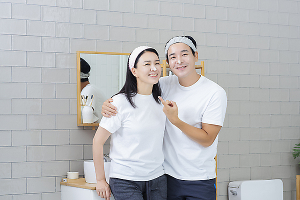 포토 JPG 커플 응시 여자 남자 커플라이프 40대 중년 중년라이프 함께함 미소 손짓 상반신 두명 앞모습 옆모습 뷰티 반사 다정 한국인 욕실 머리띠 피부관리 화장실 바르기 중년부부 스킨케어 감싸기 욕실거울 자기관리 중년만 어깨에손 영포티 국내포토 라이프스타일 부부 시선 뷰포인트 컨셉 장신구 관계 모션 표정 사람 동양인 성인 거울 신조어 성인만 파일형식
