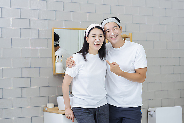 포토 JPG 커플 응시 여자 남자 커플라이프 40대 중년 중년라이프 함께함 미소 손짓 상반신 두명 앞모습 뷰티 반사 다정 한국인 욕실 머리띠 즐거움 피부관리 화장실 바르기 중년부부 감싸기 욕실거울 자기관리 중년만 어깨에손 영포티 국내포토 라이프스타일 부부 시선 감정 뷰포인트 컨셉 장신구 관계 모션 표정 사람 동양인 성인 거울 신조어 성인만 파일형식