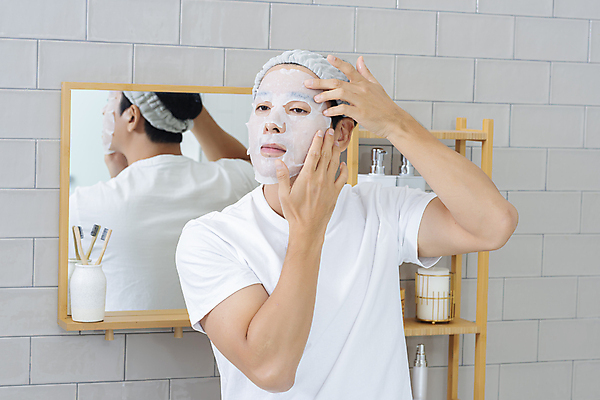 포토 JPG 응시 남자 맨라이프 40대 중년 중년라이프 무표정 한명 상반신 앞모습 뷰티 반사 한국인 욕실 머리띠 피부관리 화장실 스킨케어 마스크팩 붙이기 욕실거울 자기관리 중년남자한명만 그루밍족 영포티 국내포토 1 라이프스타일 시선 감정 뷰포인트 장신구 모션 표정 사람 동양인 성인 거울 팩 신조어 남자한명만 중년남자만 파일형식