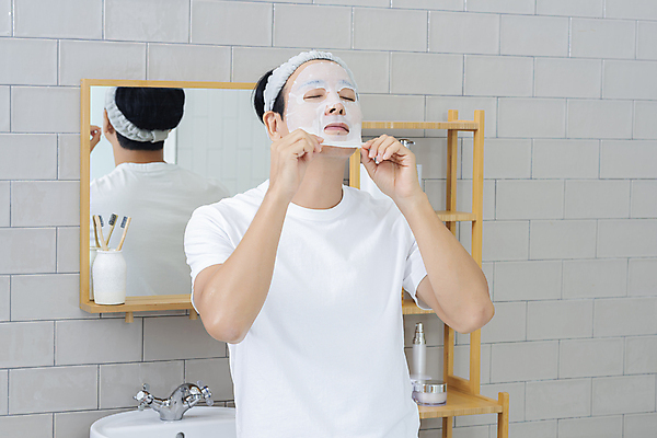 포토 JPG 남자 맨라이프 40대 중년 중년라이프 한명 들기 상반신 옆모습 뷰티 반사 눈감음 한국인 욕실 잡기 머리띠 피부관리 화장실 고개들기 스킨케어 마스크팩 욕실거울 자기관리 중년남자한명만 그루밍족 영포티 국내포토 1 라이프스타일 뷰포인트 장신구 모션 사람 동양인 성인 거울 팩 신조어 남자한명만 중년남자만 파일형식