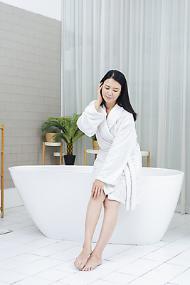 포토 JPG 전신 우먼라이프 응시 여자 40대 중년 중년라이프 휴식 욕조 한명 미소 앉기 앞모습 뷰티 한국인 욕실 목욕가운 피부관리 화장실 자기관리 중년여자한명만 영포티 국내포토 1 라이프스타일 시선 뷰포인트 컨셉 모션 표정 사람 동양인 성인 가운 신조어 여자한명만 중년여자만 파일형식