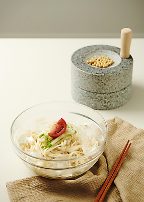 포토 JPG 스튜디오촬영 토마토 여름음식 오이 콩 사람없음 얼음 식탁보 고명 시원함 흰배경 기호식품 유리그릇 나무젓가락 콩요리 맷돌 제철 콩국수 제철음식 국내포토 자연요소 그릇 한식 음식 백그라운드 채소 젓가락 유리 곡류 실내 흰색 국수 파일형식 여름_계절