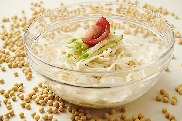 포토 JPG 스튜디오촬영 토마토 여름음식 오이 콩 사람없음 얼음 고명 시원함 흰배경 기호식품 유리그릇 콩요리 제철 콩국수 제철음식 국내포토 자연요소 그릇 한식 음식 백그라운드 채소 유리 곡류 실내 흰색 국수 파일형식 여름_계절