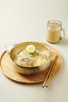 포토 JPG 스튜디오촬영 그릇 유리병 여름음식 오이 사람없음 고명 시원함 흰배경 반쪽 소금 기호식품 국물 삶은계란 나무젓가락 콩요리 육수 나무쟁반 제철 콩국수 제철음식 국내포토 식기 한식 음식 백그라운드 채소 젓가락 병_용기 쟁반 실내 목재 계란 흰색 계란요리 국수 파일형식 여름_계절