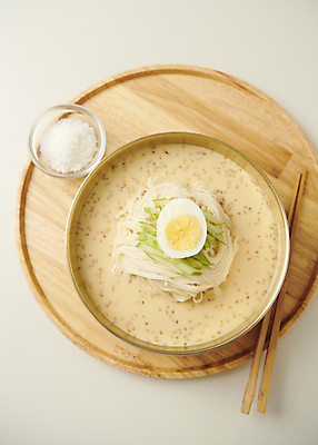 포토 JPG 스튜디오촬영 그릇 여름음식 오이 사람없음 하이앵글 고명 시원함 흰배경 반쪽 소금 기호식품 유리그릇 삶은계란 나무젓가락 콩요리 나무쟁반 제철 콩국수 제철음식 국내포토 식기 한식 음식 뷰포인트 백그라운드 채소 젓가락 유리 쟁반 실내 목재 계란 흰색 계란요리 국수 파일형식 여름_계절