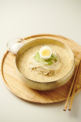 포토 JPG 스튜디오촬영 그릇 여름음식 오이 사람없음 고명 시원함 흰배경 반쪽 기호식품 유리그릇 삶은계란 나무젓가락 콩요리 나무쟁반 제철 콩국수 제철음식 국내포토 식기 한식 음식 백그라운드 채소 젓가락 유리 쟁반 실내 목재 계란 흰색 계란요리 국수 파일형식 여름_계절