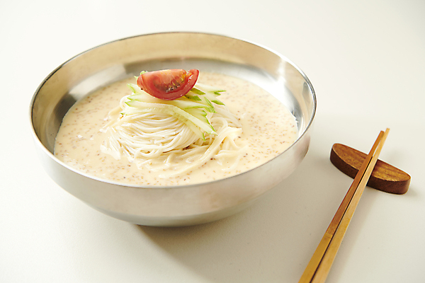 포토 JPG 스튜디오촬영 그릇 토마토 여름음식 오이 사람없음 고명 시원함 흰배경 기호식품 유리그릇 나무젓가락 콩요리 젓가락받침대 제철 콩국수 제철음식 국내포토 식기 한식 음식 백그라운드 채소 젓가락 유리 실내 흰색 국수 수저받침대 파일형식 여름_계절