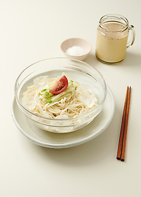 포토 JPG 스튜디오촬영 토마토 유리병 여름음식 오이 사람없음 얼음 고명 시원함 흰배경 소금 기호식품 유리그릇 국물 나무젓가락 콩요리 육수 그릇받침대 제철 콩국수 제철음식 국내포토 자연요소 그릇 한식 음식 백그라운드 채소 젓가락 유리 병_용기 실내 흰색 받침대 국수 파일형식 여름_계절