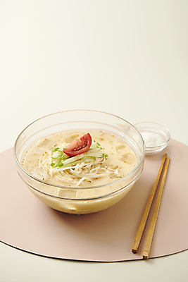 포토 JPG 스튜디오촬영 토마토 여름음식 오이 사람없음 고명 시원함 흰배경 소금 기호식품 유리그릇 나무젓가락 콩요리 제철 콩국수 테이블매트 제철음식 국내포토 그릇 한식 음식 백그라운드 채소 젓가락 유리 실내 식탁보 흰색 국수 파일형식 여름_계절