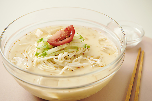 포토 JPG 스튜디오촬영 토마토 여름음식 오이 사람없음 얼음 고명 시원함 흰배경 소금 기호식품 유리그릇 나무젓가락 콩요리 제철 콩국수 테이블매트 제철음식 국내포토 자연요소 그릇 한식 음식 백그라운드 채소 젓가락 유리 실내 식탁보 흰색 국수 파일형식 여름_계절