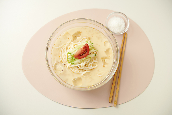 포토 JPG 스튜디오촬영 토마토 여름음식 오이 사람없음 하이앵글 고명 시원함 흰배경 소금 기호식품 유리그릇 나무젓가락 콩요리 제철 콩국수 테이블매트 제철음식 국내포토 그릇 한식 음식 뷰포인트 백그라운드 채소 젓가락 유리 실내 식탁보 흰색 국수 파일형식 여름_계절