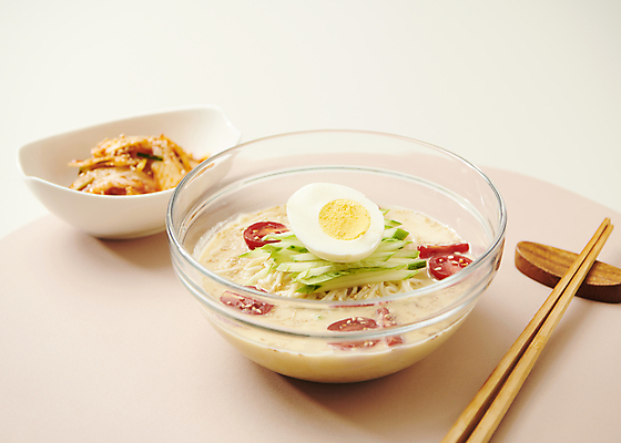 포토 JPG 스튜디오촬영 그릇 방울토마토 여름음식 김치 오이 사람없음 고명 시원함 흰배경 기호식품 유리그릇 나무젓가락 콩요리 젓가락받침대 제철 콩국수 테이블매트 제철음식 국내포토 식기 한식 음식 백그라운드 토마토 채소 젓가락 유리 실내 식탁보 흰색 국수 수저받침대 파일형식 여름_계절