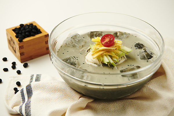 포토 JPG 스튜디오촬영 방울토마토 여름음식 오이 사람없음 얼음 식탁보 고명 시원함 흰배경 기호식품 유리그릇 검은콩 콩요리 지단 되 제철 콩국수 제철음식 검은콩국수 국내포토 자연요소 그릇 한식 음식 백그라운드 토마토 채소 유리 콩 실내 흰색 국수 파일형식 여름_계절