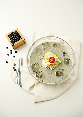 포토 JPG 스튜디오촬영 방울토마토 여름음식 오이 사람없음 하이앵글 얼음 식탁보 고명 시원함 흰배경 기호식품 유리그릇 검은콩 콩요리 지단 되 제철 콩국수 플랫레이 제철음식 검은콩국수 국내포토 자연요소 그릇 한식 음식 뷰포인트 백그라운드 토마토 채소 유리 콩 실내 흰색 플랫 국수 파일형식 여름_계절