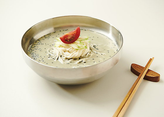 포토 JPG 스튜디오촬영 그릇 토마토 여름음식 오이 사람없음 고명 시원함 흰배경 기호식품 나무젓가락 콩요리 지단 젓가락받침대 제철 콩국수 제철음식 검은콩국수 국내포토 식기 한식 음식 백그라운드 채소 젓가락 실내 흰색 국수 수저받침대 파일형식 여름_계절