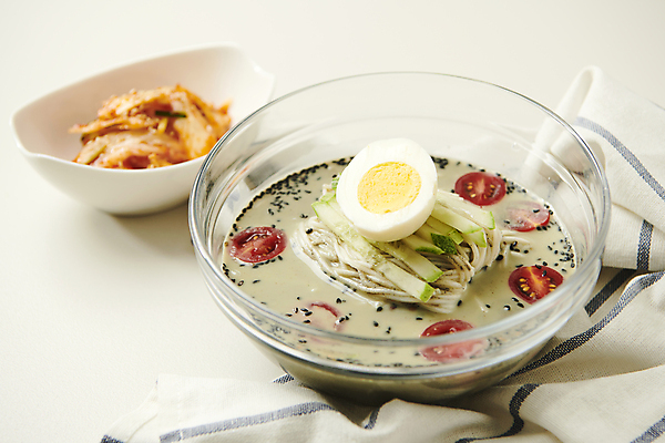 포토 JPG 스튜디오촬영 그릇 방울토마토 여름음식 김치 오이 사람없음 식탁보 고명 시원함 흰배경 기호식품 유리그릇 콩요리 제철 콩국수 제철음식 검은콩국수 국내포토 식기 한식 음식 백그라운드 토마토 채소 유리 실내 흰색 국수 파일형식 여름_계절