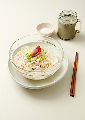 포토 JPG 스튜디오촬영 토마토 젓가락 유리병 여름음식 오이 사람없음 고명 시원함 흰배경 소금 기호식품 유리그릇 국물 콩요리 육수 그릇받침대 제철 콩국수 제철음식 검은콩국수 국내포토 그릇 한식 음식 백그라운드 채소 유리 병_용기 수저 실내 흰색 받침대 국수 파일형식 여름_계절