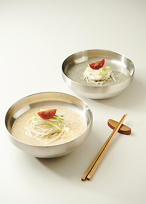 포토 JPG 스튜디오촬영 그릇 토마토 여름음식 사람없음 고명 시원함 흰배경 기호식품 나무젓가락 콩요리 젓가락받침대 제철 콩국수 제철음식 검은콩국수 국내포토 식기 한식 음식 백그라운드 채소 젓가락 실내 흰색 국수 수저받침대 파일형식 여름_계절