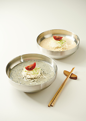 포토 JPG 스튜디오촬영 그릇 토마토 여름음식 오이 사람없음 고명 시원함 흰배경 기호식품 나무젓가락 콩요리 젓가락받침대 제철 콩국수 제철음식 검은콩국수 국내포토 식기 한식 음식 백그라운드 채소 젓가락 실내 흰색 국수 수저받침대 파일형식 여름_계절