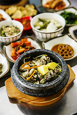 포토 JPG 그릇 실내 사람없음 아웃포커스 굴 충청남도 상차림 돌솥 굴돌솥밥 굴밥 굴밥정식 연근조림 보령 국내포토 식기 밥 어패류 촬영기법 내부 정식 충청도 조림 돌솥밥 파일형식