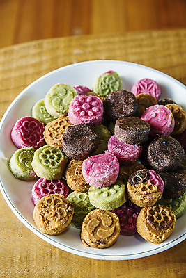 포토 JPG 한국전통 그릇 디저트 실내 사람없음 충청남도 담기 한과 다식 오색다식 전통다과 보령 국내포토 전통 식기 음식 모션 한국 내부 전통음식 충청도 다과 파일형식