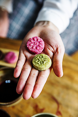 포토 JPG 한국전통 손 디저트 실내 들기 아웃포커스 신체부위 충청남도 한과 보여주기 나무탁자 다식 오색다식 전통다과 보령 국내포토 전통 음식 모션 탁자 한국 촬영기법 사람 내부 전통음식 충청도 다과 파일형식