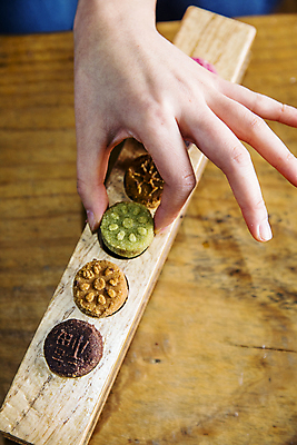 포토 JPG 한국전통 손 디저트 실내 들기 신체부위 충청남도 한과 나무탁자 넣기 다식 오색다식 전통다과 보령 국내포토 전통 음식 모션 탁자 한국 사람 내부 전통음식 충청도 다과 파일형식