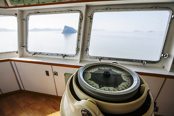 포토 JPG 주간 바다 섬 창문 실내 풍경 사람없음 제주시 나침반 선박 국내포토 자연요소 수상교통 내부 제주도 파일형식