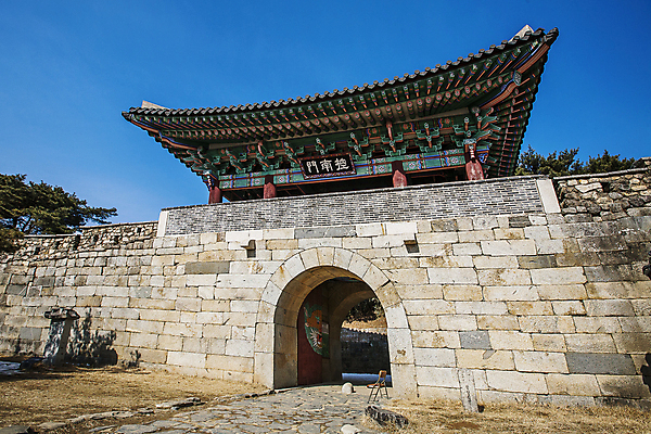 포토 JPG 주간 한국전통 하늘 출입구 풍경 사람없음 야외 관광지 단청 성벽 충청북도 산성 지붕처마 현판 국내포토 청주시 자연요소 전통 건축물 여행 지붕 한국 처마 충청도 파일형식