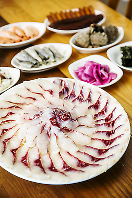 포토 JPG 접시 실내 사람없음 회 전라남도 나무탁자 무안 숭어 횟집 국내포토 식기 음식 탁자 내부 식당 전라도 파일형식