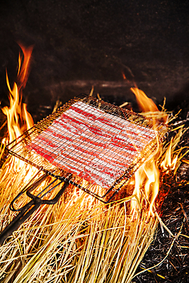 포토 JPG 주간 불 돼지고기 사람없음 야외 볏짚 전라남도 굽기 삼겹살 무안 석쇠구이 국내포토 자연요소 육류 짚 전라도 구이 파일형식