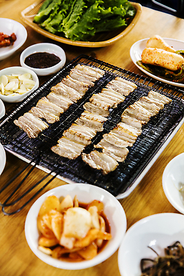 포토 JPG 접시 반찬 실내 돼지고기 사람없음 볏짚 전라남도 삼겹살 종지 총각김치 나무탁자 무안 석쇠구이 쌈채소 국내포토 그릇 식기 음식 채소 탁자 김치 육류 내부 짚 전라도 구이 파일형식