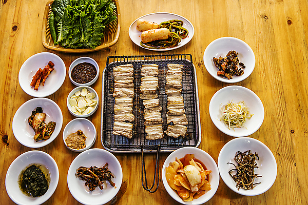 포토 JPG 접시 반찬 실내 마늘 돼지고기 사람없음 하이앵글 된장 볏짚 전라남도 삼겹살 종지 쌈장 총각김치 나무탁자 무안 석쇠구이 쌈채소 콩나물무침 국내포토 그릇 식기 음식 뷰포인트 채소 탁자 김치 육류 내부 양념 짚 전라도 구이 무침 파일형식