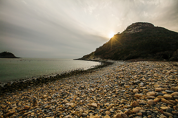 포토 JPG 주간 구름 바다 섬 하늘 해변 사람없음 야외 태양 조약돌 전라남도 남해 완도 국내포토 자연요소 돌_바위 전라도 파일형식