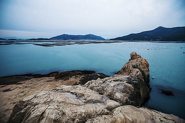 포토 JPG 주간 구름 바다 섬 산 사람없음 야외 바위 전라남도 남해 완도 국내포토 자연요소 돌_바위 전라도 파일형식