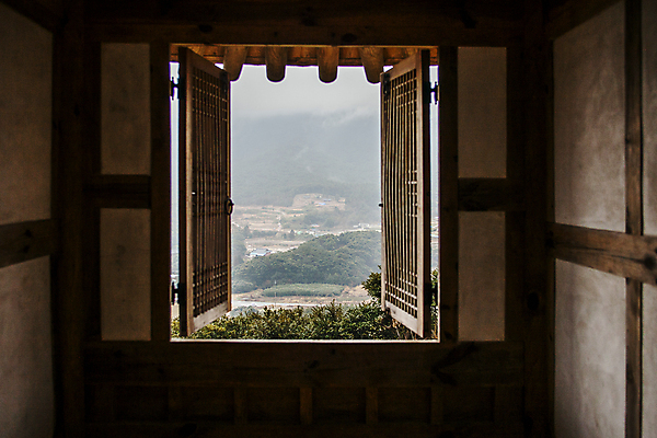 포토 JPG 주간 섬 산 한옥 실내 풍경 사람없음 전라남도 완도 전통창문 국내포토 자연요소 한국전통 전통 고건축 창문 내부 전라도 파일형식