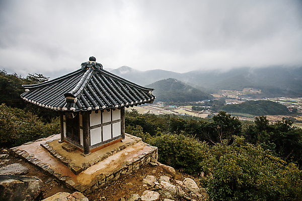 포토 JPG 주간 나무 구름 산 한옥 풍경 사람없음 야외 안개 전라남도 정자 완도 전경 국내포토 자연요소 식물 한국전통 건축물 고건축 날씨 전라도 파일형식 탑뷰