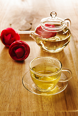 포토 JPG 실내 사람없음 차 찻잔 찻주전자 전라남도 컵받침 동백 여수 꽃차 나무탁자 국내포토 꽃 음료 탁자 주전자 잔 내부 차_음료 전라도 받침대 파일형식