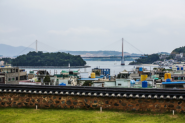 포토 JPG 주간 바다 풍경 사람없음 야외 건물 마을 전라남도 여수 기와담장 거북선대교 국내포토 자연요소 건축물 기와 담장 다리_건축물 전라도 파일형식