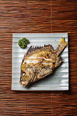 포토 JPG 접시 사람없음 하이앵글 전라남도 대나무발 생선구이 여수 국내포토 식기 뷰포인트 전라도 구이 생선요리 파일형식