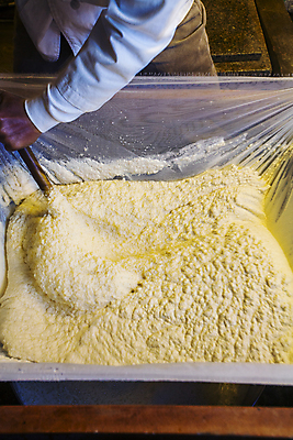 포토 JPG 음식 실내 한명 상반신 성인 강원도 주걱 강릉 비닐 성인한명만 초당두부 젓기 국내포토 1 모션 재질 주방용품 한국 사람 내부 두부 성인만 파일형식