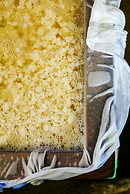 포토 JPG 음식 실내 사람없음 제조 천 물거품 강원도 강릉 두부틀 제조과정 초당두부 국내포토 한국 내부 거품 직물 두부 과정 파일형식