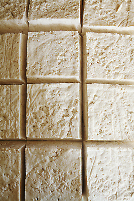 포토 JPG 음식 식재료 실내 사람없음 자르기 일렬 강원도 강릉 초당두부 국내포토 모션 한국 내부 두부 파일형식